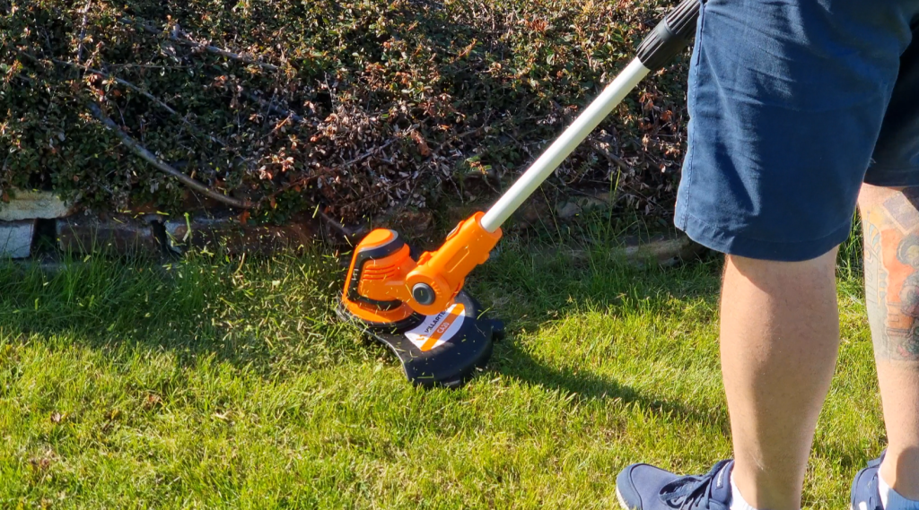 trimmer-ca20-v-rabote.png